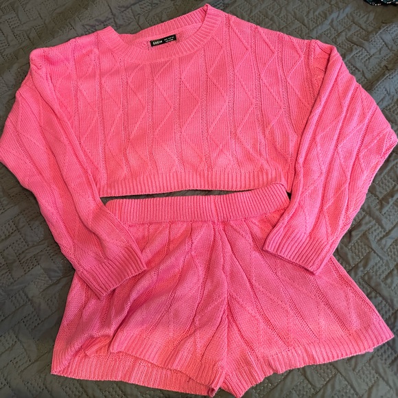 Drop shoulder textured crop top sweater & knit shorts set - Picture 3 of 3